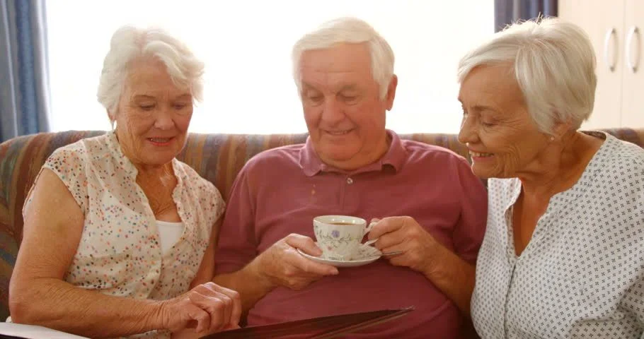 A idade média de Mariana e Beatriz é de 85 anos. Se a média entre Mariana, Beatriz e Fábio é 90, qual a idade de Fábio?