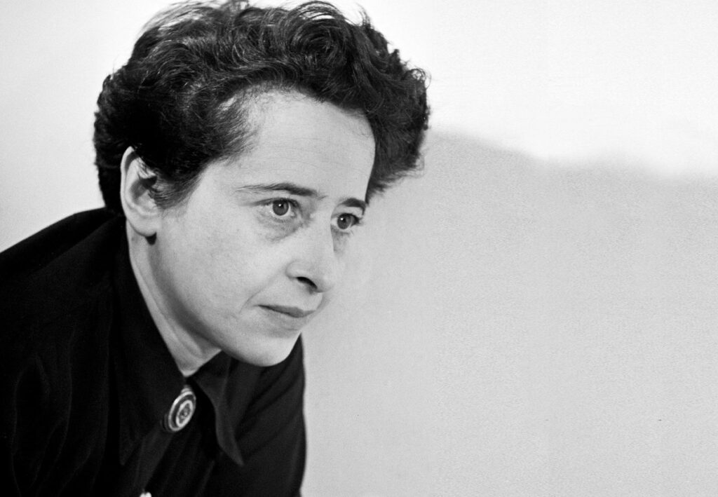 São estabelecidos fortes vínculos por Hannah Arendt entre o indivíduo e a sociedade.