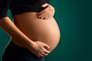Segundo estudo, a gravidez pode acelerar o envelhecimento biológico em mulheres jovens